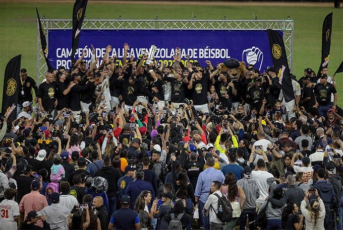 Leones del Caracas campeones de la liga de béisbol venezolano