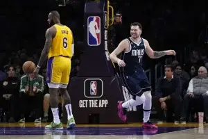 Doncic mete dos grandes triples y Dallas vencen a Lakers en tiempo extra