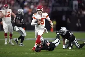 Mahomes estableció récord en la NFL y los Chiefs aseguran primer puesto para los playoffs