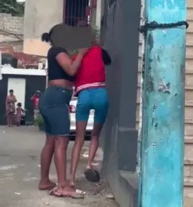 Identifican mujer que golpeó menor contra la pared en Ensanche Quisqueya