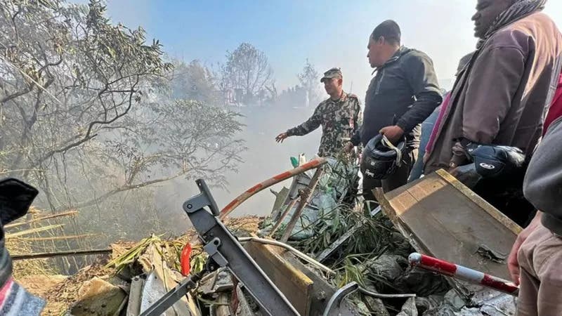 Decenas de personas mueren en un accidente de avión en Nepal