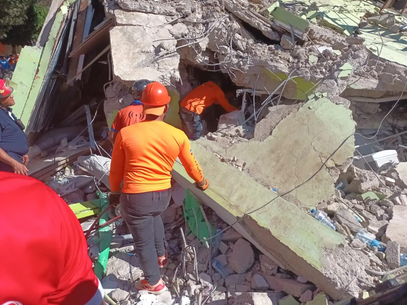 Momento en que rescatan mujer atrapada en derrumbe de mueblería en La Vega