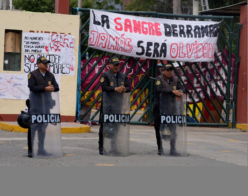 Al menos 76 peruanos heridos en las protestas están hospitalizados