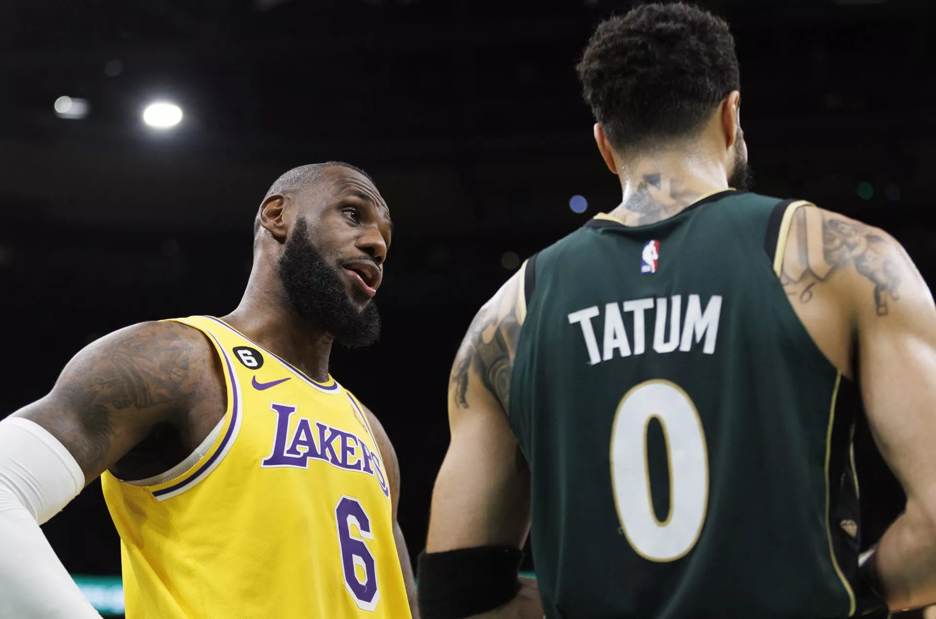 Los Celtics vencen a los Lakers con gran polémica y Embiid somete a Jokic