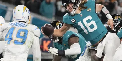 Jaguars remontan para derrotar a Chargers en playoffs NFL