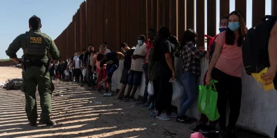 Solicitantes de asilo encaran dura lucha para conseguir dónde vivir en Estados Unidos