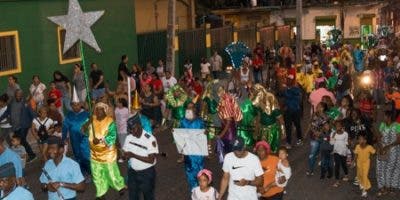 Bomberos llevan alegría a las familias con tradicional desfile de Reyes Magos