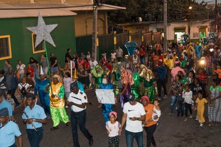 Bomberos llevan alegría a las familias con tradicional desfile de Reyes Magos