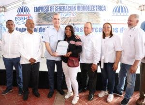 Presidente Abinader entrega 150 títulos  de propiedad a parceleros de San Juan