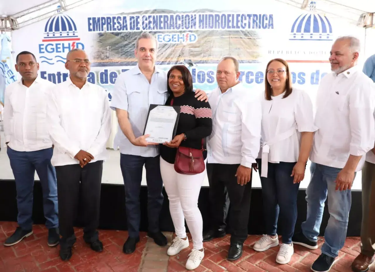 Presidente Abinader entrega 150 títulos  de propiedad a parceleros de San Juan