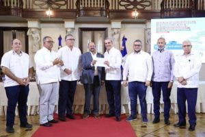 Presidente Abinader entrega cheques a productores por más de RD$13 millones