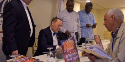Franklin Mirabal lanza libro «Iconos de Lidom»