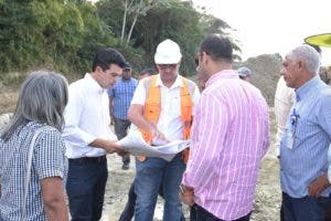 Wellington Arnaud garantiza agua potable en Villa Altagracia