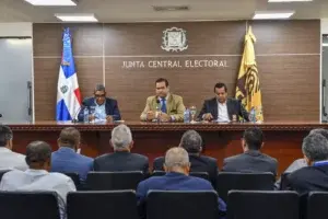 Direcciones de Elecciones, Informática y Voto en el Exterior de la JCE se reúnen con delegados políticos