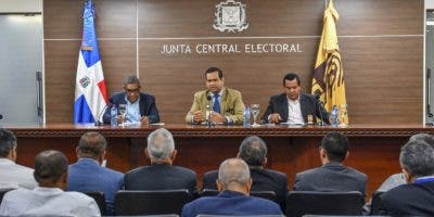 Direcciones de Elecciones, Informática y Voto en el Exterior de la JCE se reúnen con delegados políticos