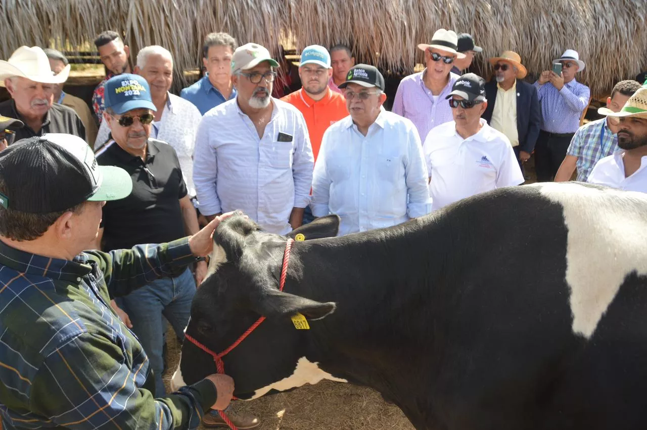 Fernando Durán resalta avance de la ganadería de leche en Santiago Rodríguez