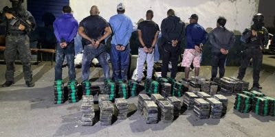 Arrestan siete con 242 paquetes de cocaína en Boca Chica