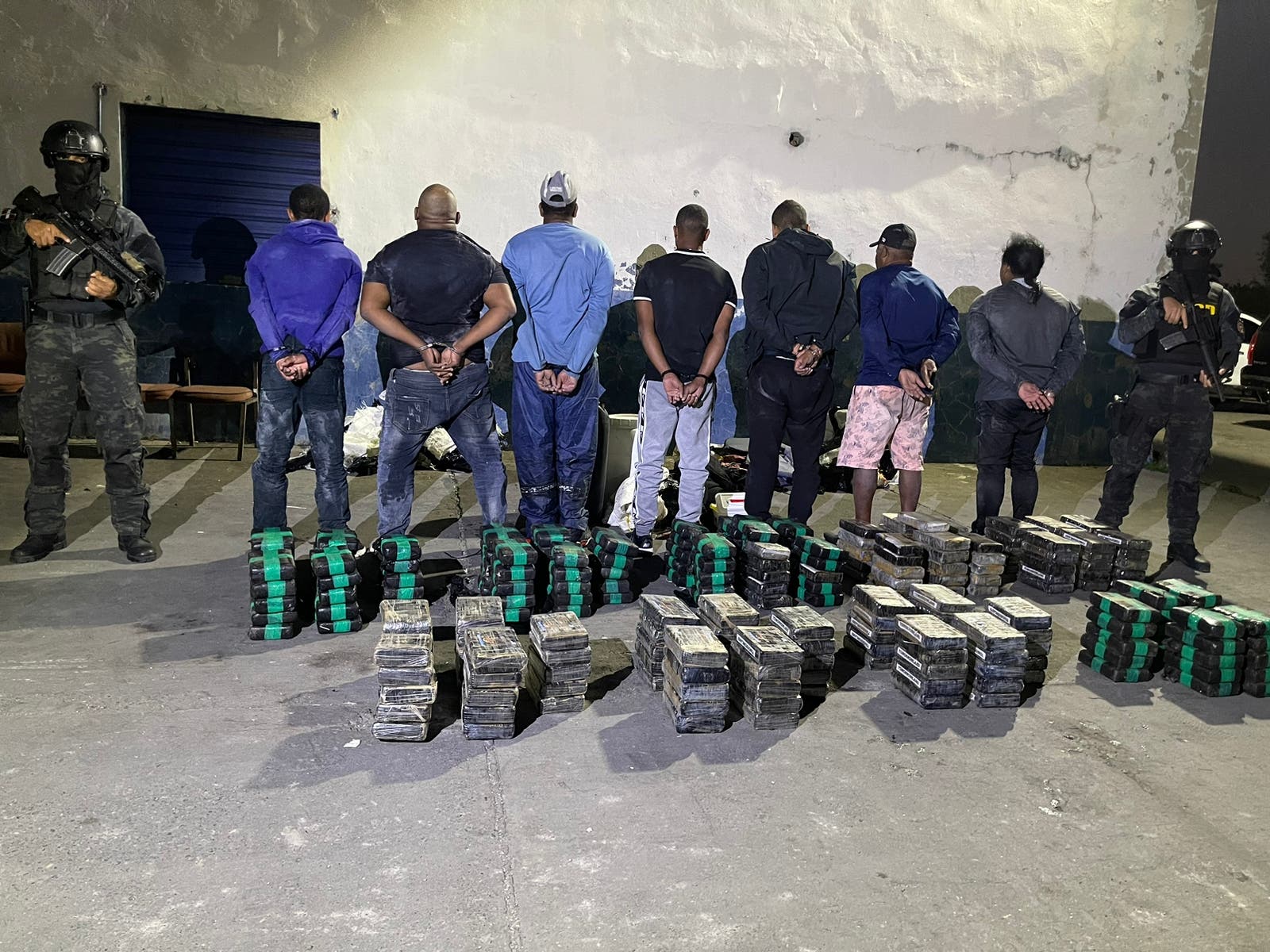 Arrestan siete con 242 paquetes de cocaína en Boca Chica