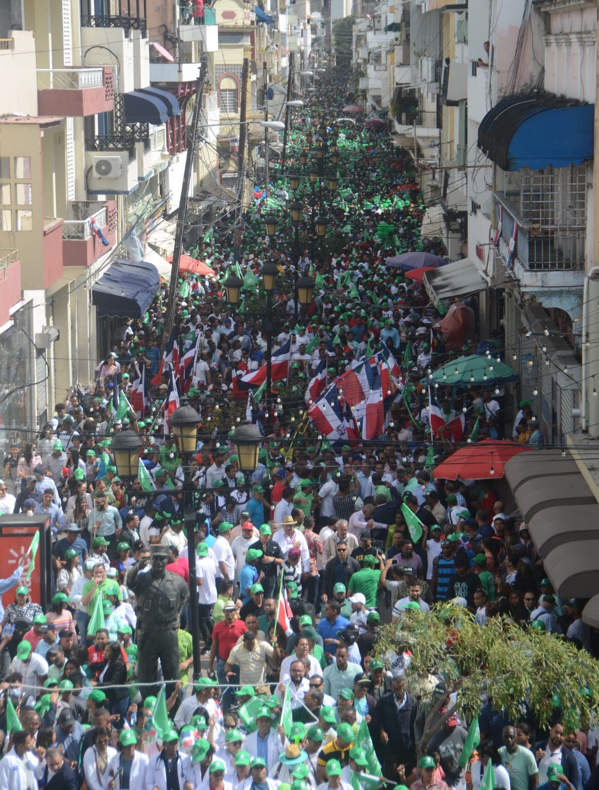 Miles de jóvenes de la Fuerza del Pueblo realizan desfile cívico-cultural