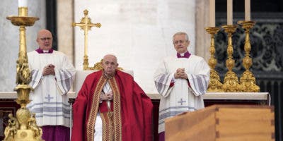 Benedicto XVI, el papa “sabio”, despedido por Francisco ante miles de fieles