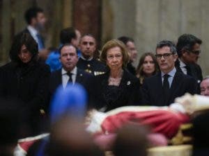 Doña Sofía de España visitan la capilla ardiente de Benedicto XVI