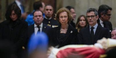 Doña Sofía de España visitan la capilla ardiente de Benedicto XVI