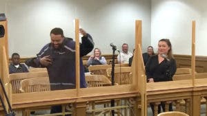 Inmigrante dominicano impresiona juez bailando bachata en pleno tribunal de EE.UU y le rebajan multa 