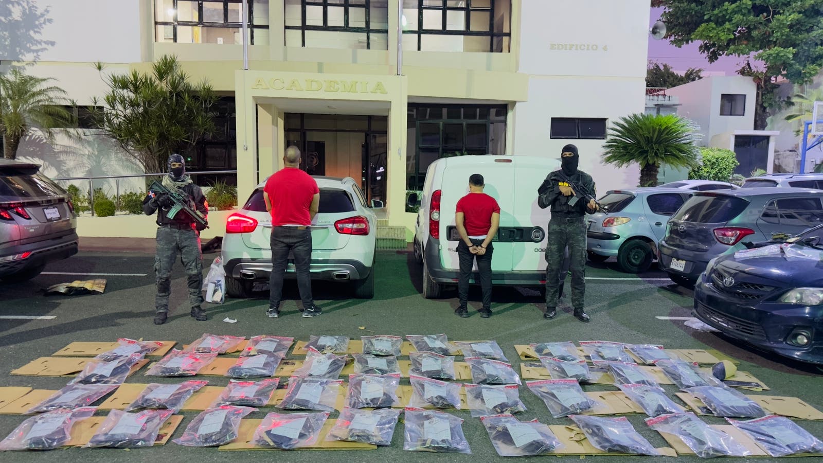 Arrestan dos con 320 láminas de cocaína camufladas en cajas de cartón