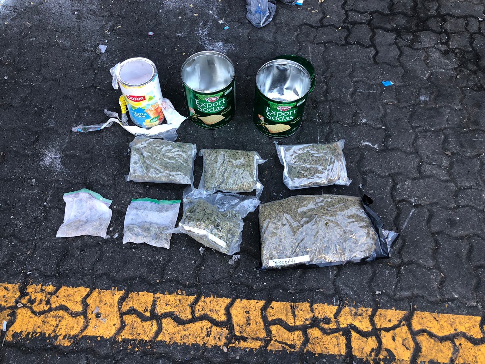 Ocupan siete paquetes de marihuana camuflados en latas de té y galletas
