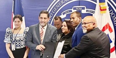 UTECT realiza segunda entrega de títulos de propiedad a dominicanos residentes en EE.UU