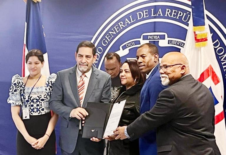 UTECT realiza segunda entrega de títulos de propiedad a dominicanos residentes en EE.UU