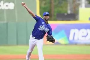 Rogers y Alcántara encabezan blanqueada del Licey sobre las Estrellas