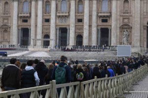 Miles acuden al Vaticano a despedir a Benedicto XVI