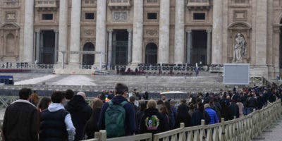 Miles acuden al Vaticano a despedir a Benedicto XVI