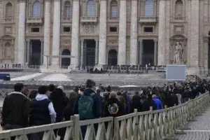 Miles acuden al Vaticano a despedir a Benedicto XVI