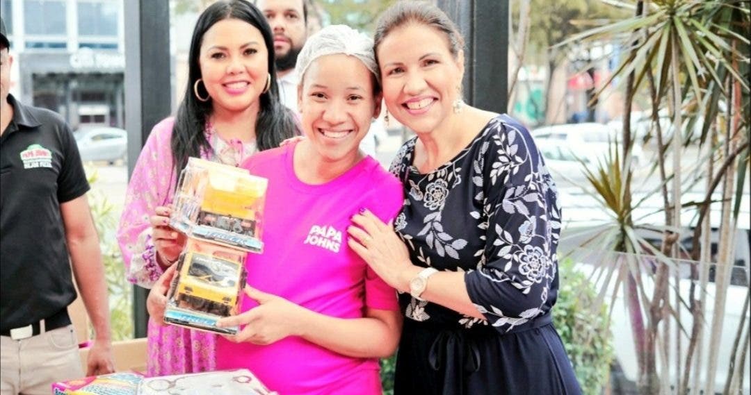 Margarita Cedeño reaparece entregando juguetes a niños de escasos recursos