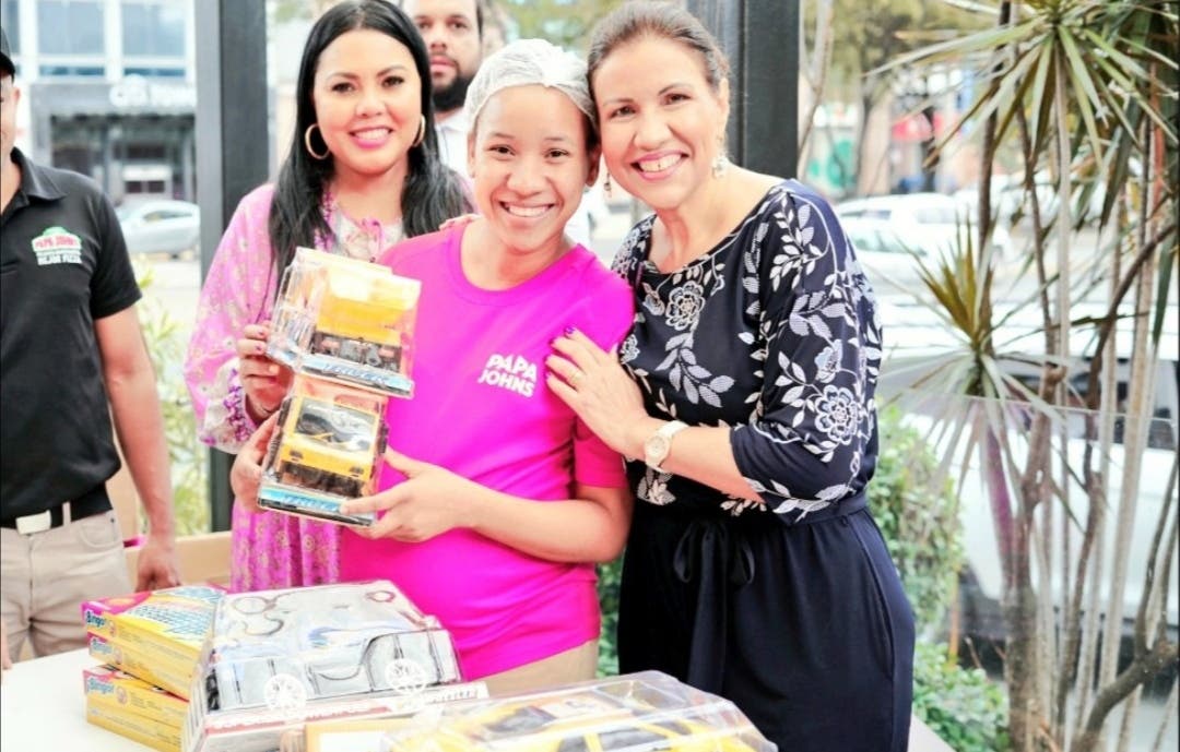 Margarita Cedeño reaparece entregando juguetes a niños de escasos recursos