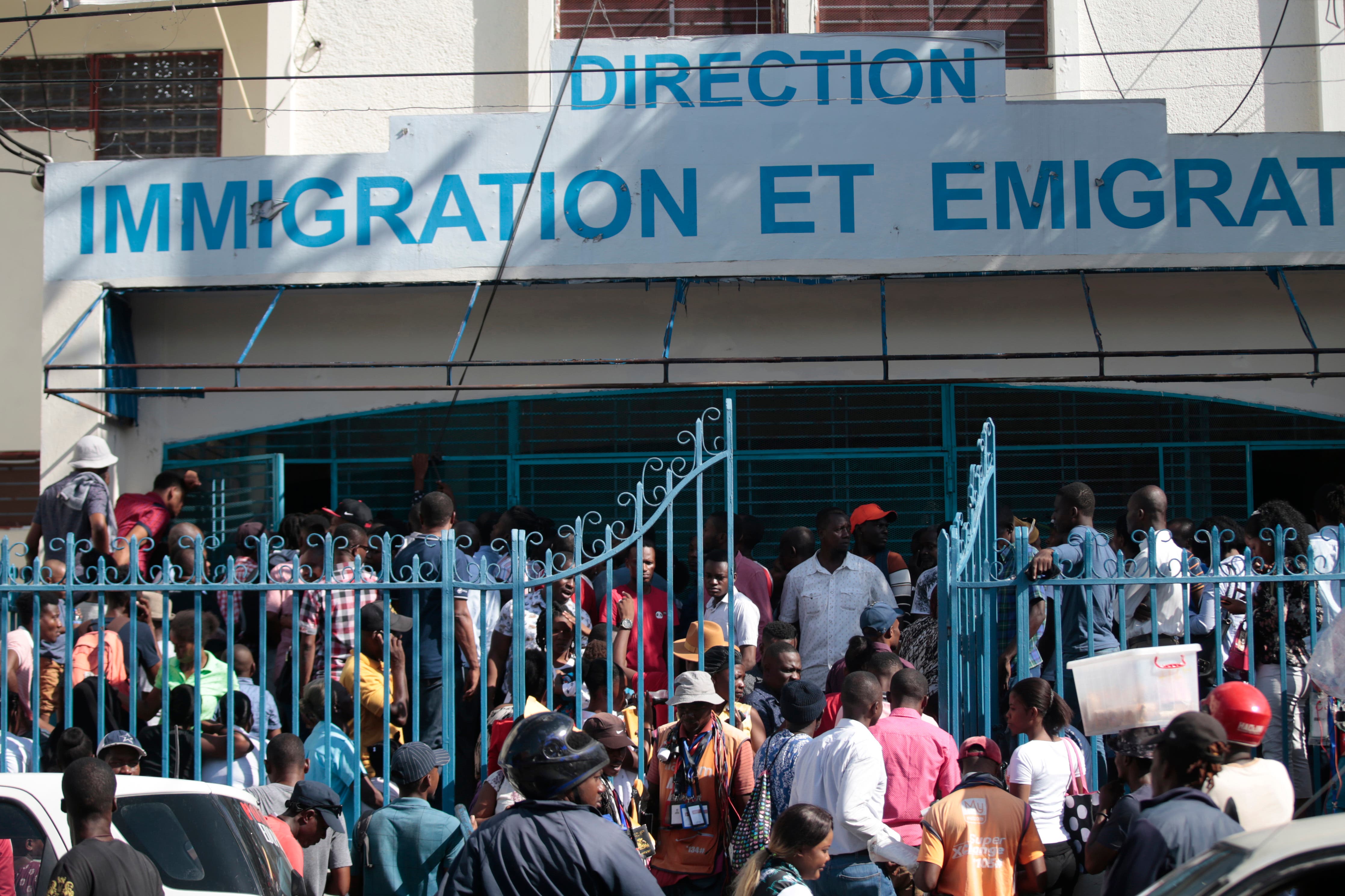 Haitianos tratan de aprovechar vía legal para llegar a EEUU