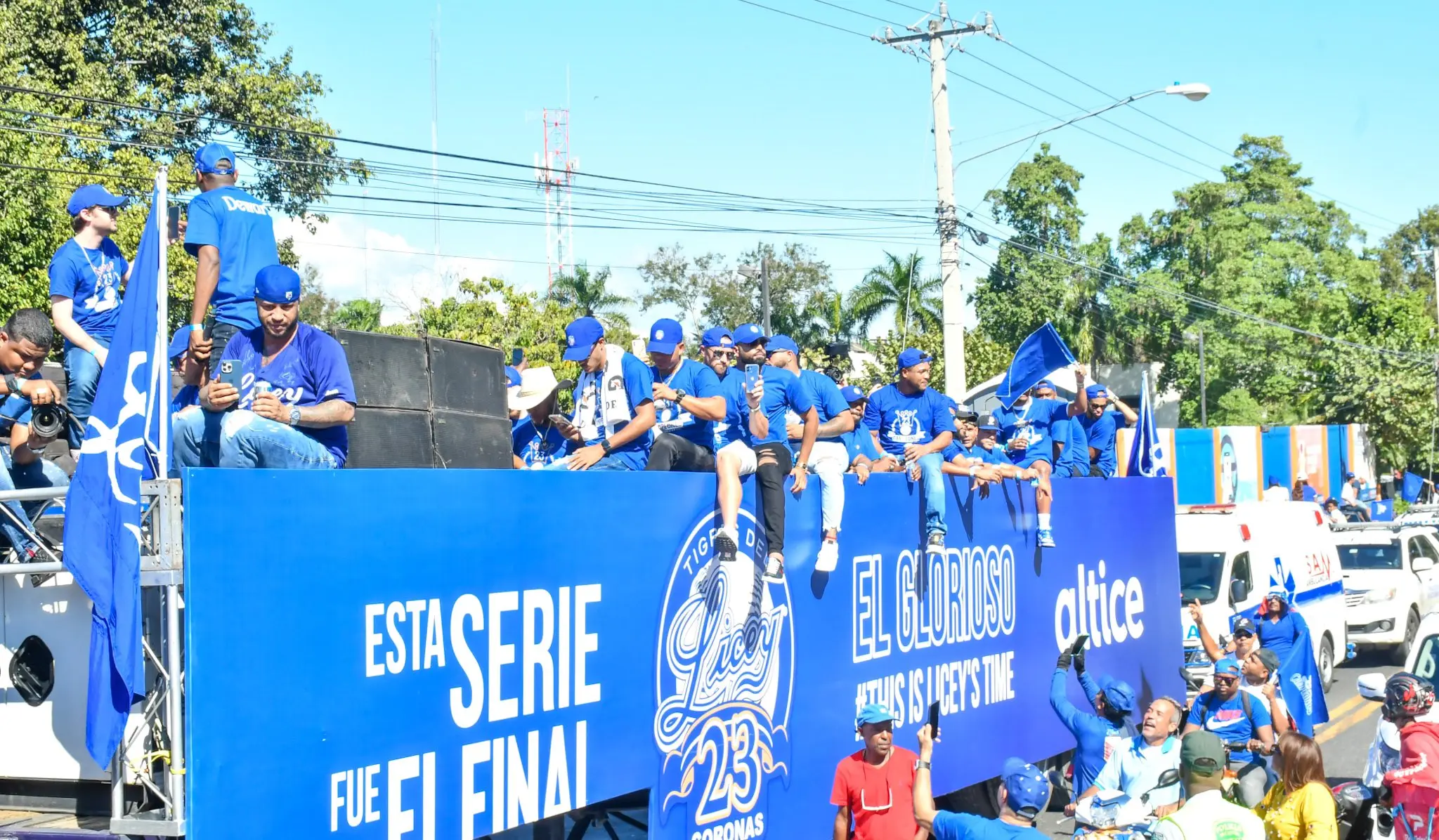 Tigres del Licey realizan caravana de celebración de su campeonato