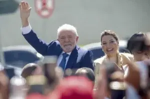 Lula asume la presidencia de un Brasil polarizado