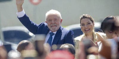 Lula asume la presidencia de un Brasil polarizado