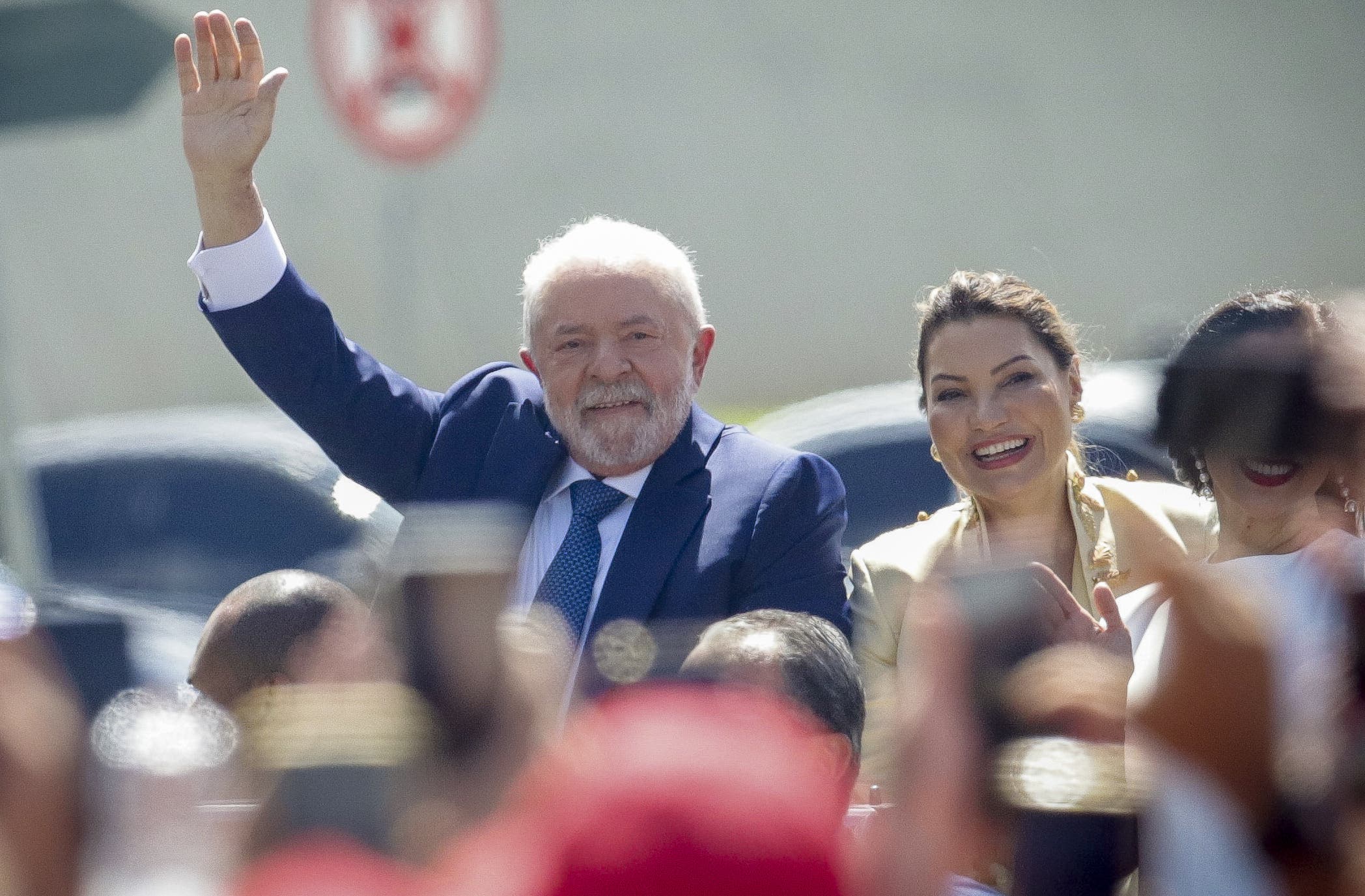 Lula asume la presidencia de un Brasil polarizado