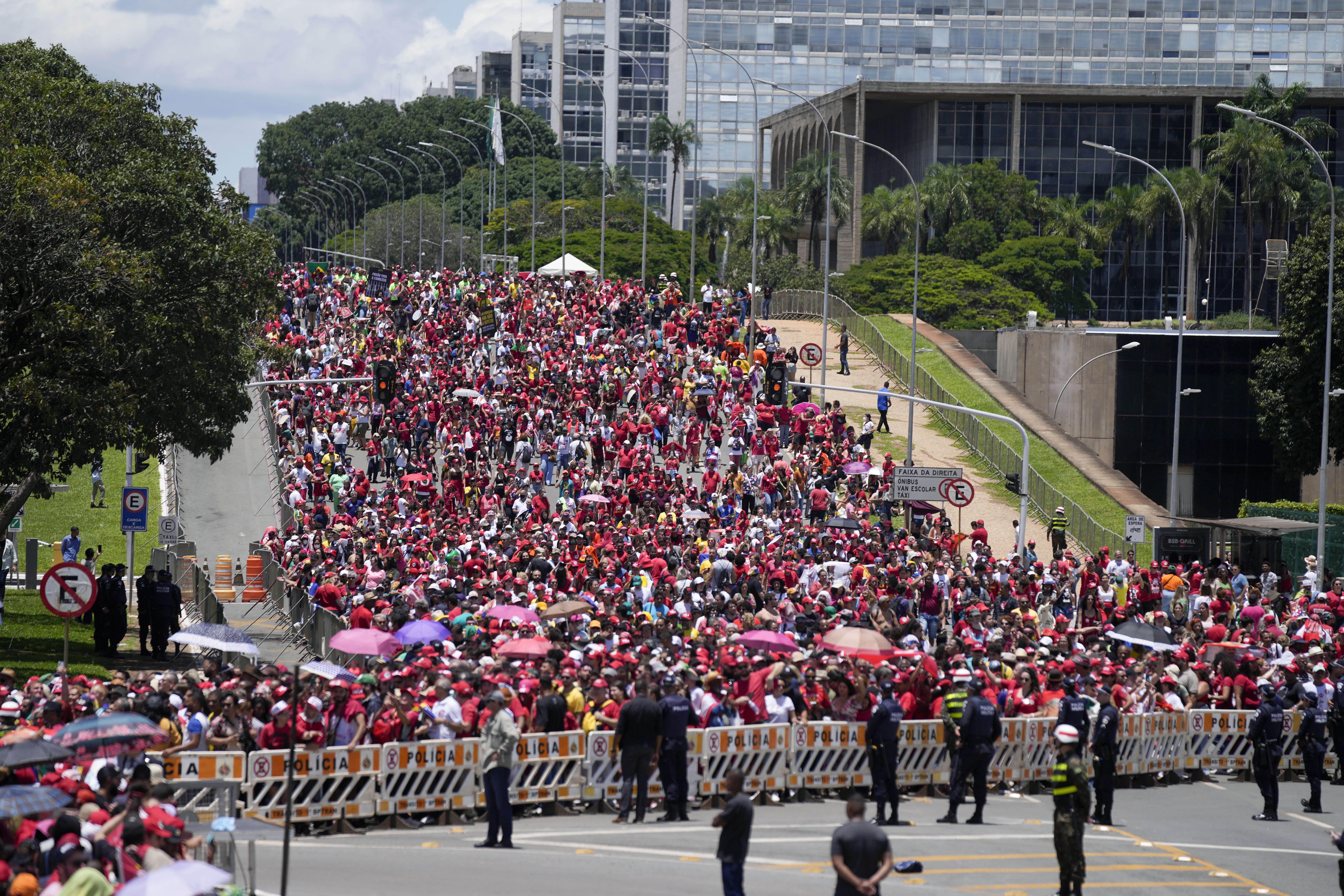 Miles de personas se empiezan a congregar para la investidura de Lula