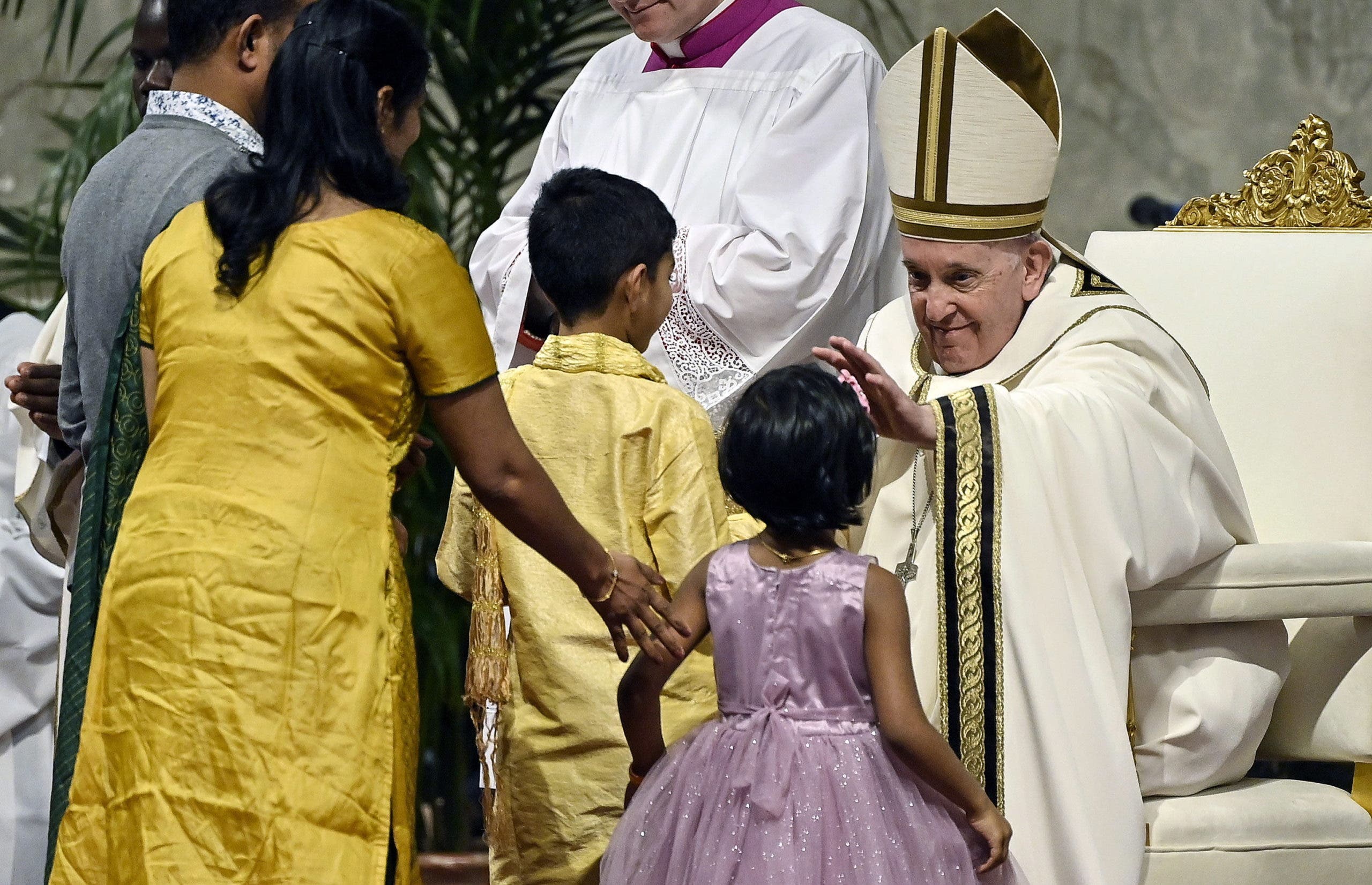 El papa alerta contra la “sedación” del consumismo en la misa de Reyes Magos