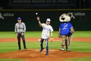 Toño Rosario lanza primera bola en juego Tigres- Águilas