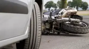 Esto es lo que te pasa si chocas a un motorista