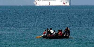 Bahamas busca a más de 20 migrantes haitianos tras encallar una embarcación