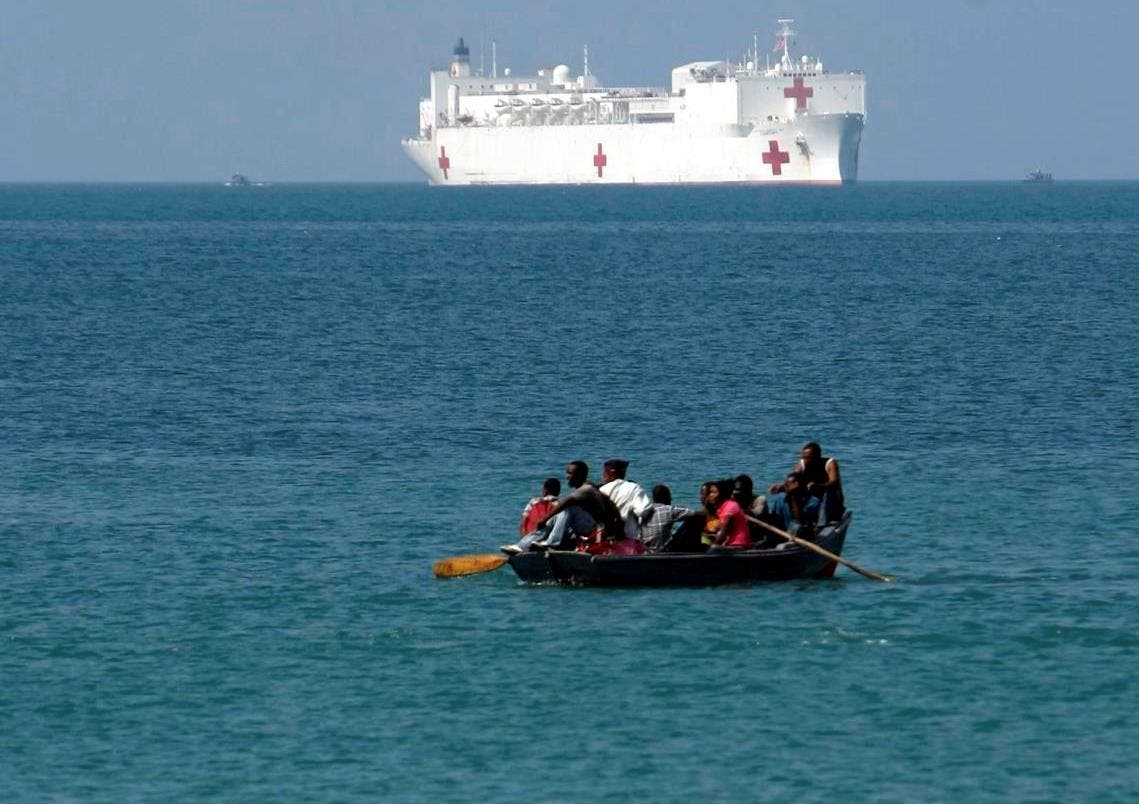 Bahamas busca a más de 20 migrantes haitianos tras encallar una embarcación