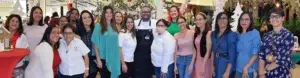 Pasteleros construyen casas en pan de jengibre y azúcar