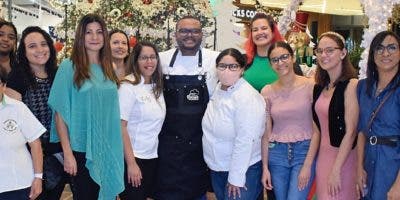 Pasteleros construyen casas en pan de jengibre y azúcar